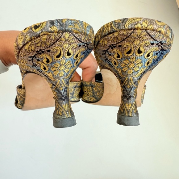Manolo Blahnik Blue Gold Tapestry Paisley Brocade embellished mules EU 39.5 - Picture 6 of 10